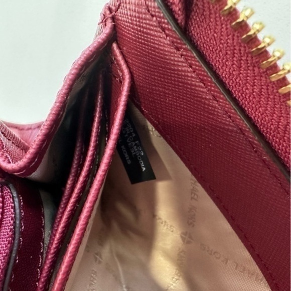 Michael Kors Large three Quarter zip Leather wallet in Mulberry - Picture 3 of 9